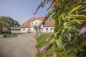 Ruhig und idyllische Lage, strandnah, gratis Nutzung vom AHOI Erlebnisbad und Sauna in Sellin - Gutshaus Silvitz FeWo 02, Amt Bergen Auf Rügen